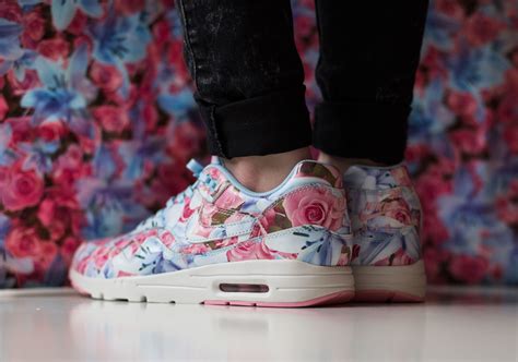 nike classic zwart bloemen|Womens Classics Collection Shoes (18) .